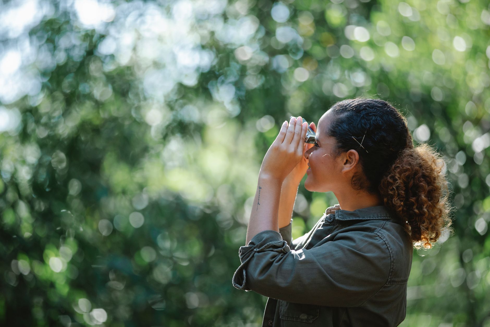 Observation des oiseaux avec des jumelles